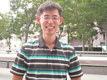 图2. 小伟拜读《转法轮》之后,神奇的化解了被纠缠数年的梦魇,因而成为坚定实修的大法弟子,被公认为“铁齿”的哥哥见识到大法的美好,也跟着走进修炼大法。