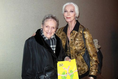 具有传奇色彩的纽约超级名模卡门(Carmen Dell'Orefice)(右)和香水基金会创始人兼作家葛林(Annette Green)三月五日在林肯中心观看神韵演出。
