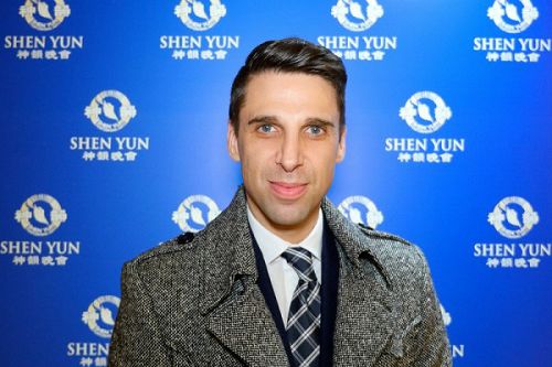 Josh Prince先生是纽约百老汇秀的编舞和艺术总监,他在观看了2016年3月5日下午美国神韵纽约艺术团在林肯中心大卫寇克剧院的演出。