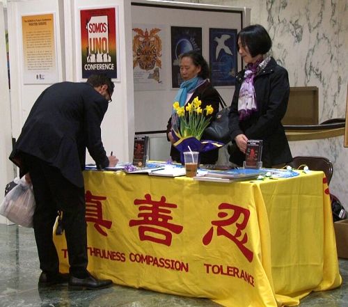 图6:纽约民众签名支持法轮功