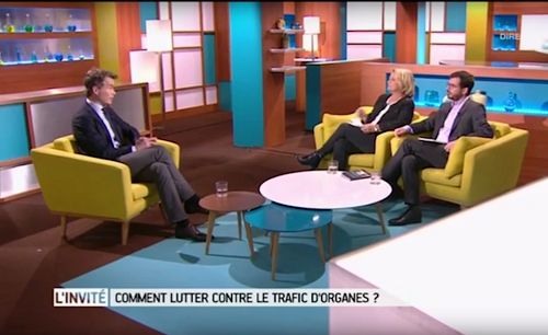 法国大型公共电视台“France 5”在健康栏目“大夫您好”中直播对“反强摘器官医生协会”人士的采访,揭露中共当局有组织地强行摘取大量在中国大陆的法轮功学员器官、并从中牟取暴利的罪行。(电视直播截图)