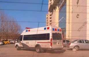 图4:从法院送林华文回看守所的警车