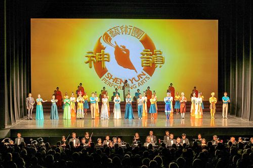 二月二十一日,在澳大利亚维省首府墨尔本的墨尔本艺术中心,图为演出爆满落幕,观众盛赞神韵艺术