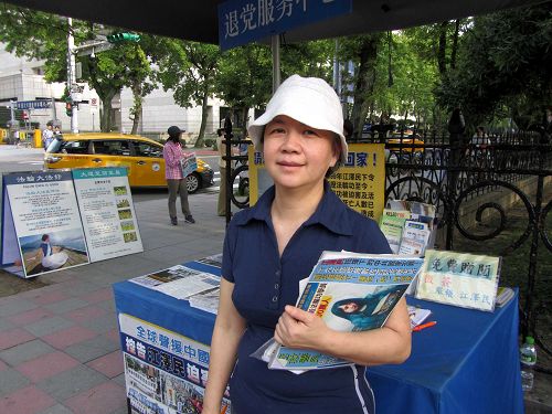 在法轮大法中身心受益的罗美华固定到景点发资料、讲真相,帮助可贵的中国人明真相、做三退。
