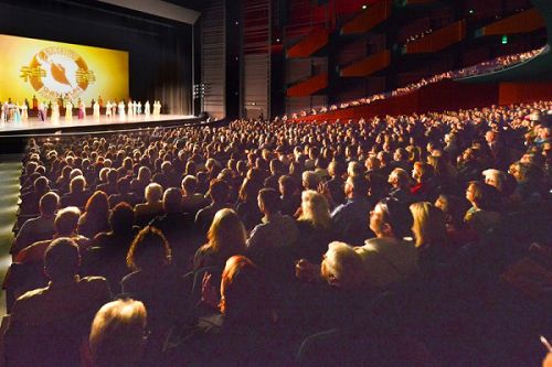 图7:美国神韵巡回艺术团在西雅图麦考剧院(McCaw Hall)三天五场的演出落下帷幕。图为神韵巡回艺术团于4月9日下午的演出。最后一场是离演出前一个月临时加的,也座无虚席。