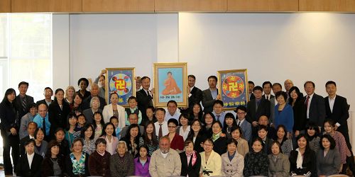 图1:美东南地区举办法轮大法修炼心得交流会,会后,部分与会学员合影,感谢师父在修炼路上一直的慈悲呵护。