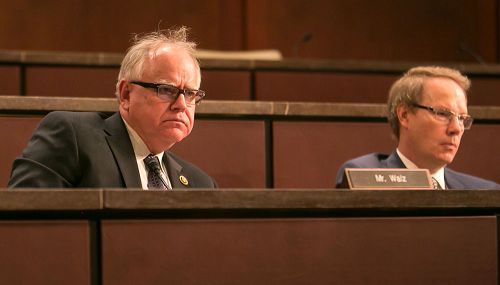 联邦众议员蒂姆·沃兹(Rep. Tim Walz)(左)在听证会上说﹐如果证人不讲述出来,自己永远都想象不到那些酷刑迫害,他向分享自己痛苦经历的证人表示感谢