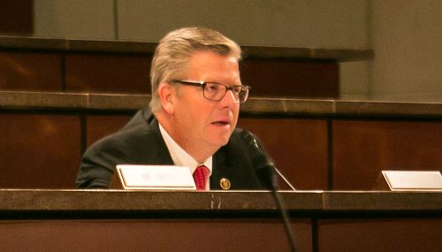 联邦众议员兰迪·赫尔特格伦(Rep. Randy Hultgren)对尹丽萍的勇气表示赞赏和感谢。