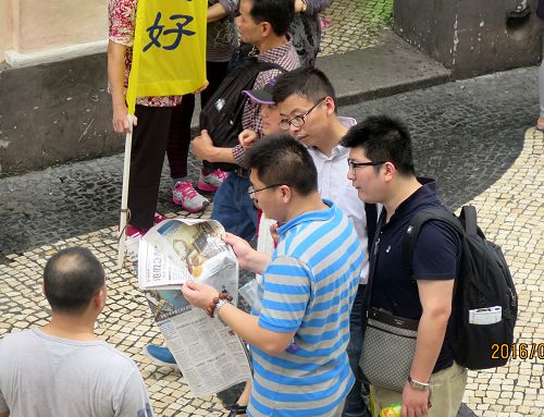 图2:民众迫不及待阅读真相报纸