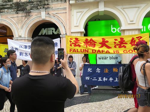 图3:拍下这珍贵的历史一瞬间