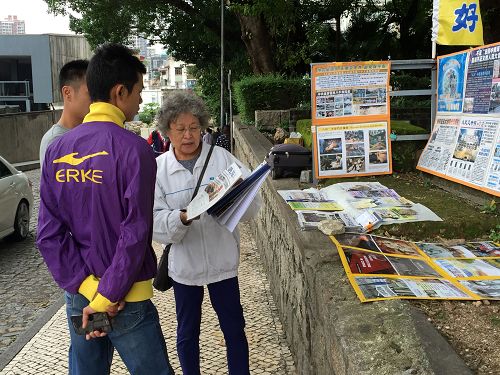 图1:声援“诉江大潮”,澳门法轮功学员征集签名、联署举报迫害元凶江泽民。