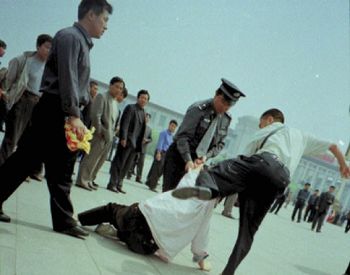 2001年4月25日,法轮功学员在北京天安门广场遭到警察的野蛮绑架,他们的横幅被抢走