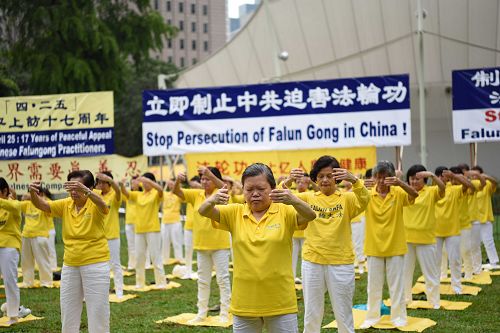 图1-3:纪念四•二五,新加坡法轮功学员在芳林公园举办活动,传播法轮功真相。