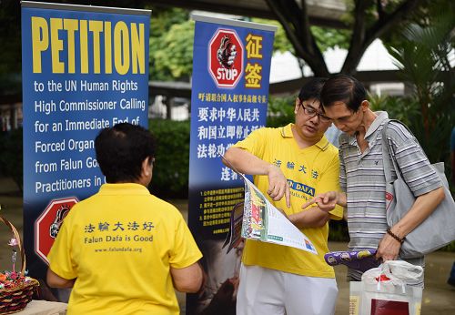 图4-8:法轮功学员向各界民众讲述法轮功的真相。