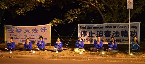 图:学员在中共驻澳大使馆前烛光守夜