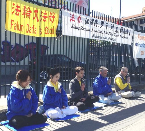图1:法轮功学员在领馆前静坐,纪念“四二五”和平上访十七周年
