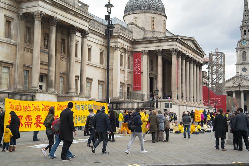图1-4:二零一六年四月二十四日,英国法轮功学员在位于伦敦市中心的鸽子广场(Trafalgar Square)举行活动,纪念四二五和平上访十七周年。