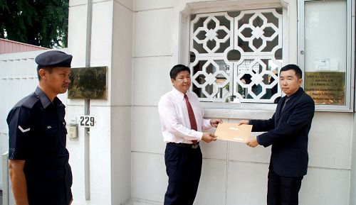 图2:法轮功学员代表向中领馆递交抗议信,抗议中共对法轮功十七年来的残酷迫害。