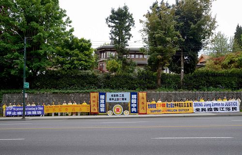 图1-3:二零一六年四月二十三日晚,部分温哥华法轮功学员在中领馆前烛光守夜,纪念四二五十七周年。