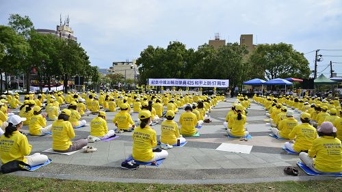图1:二零一六年四月二十四日,台湾中部部分法轮功学员聚集于台中市葫芦墩公园,举办纪念四二五和平上访十七周年的集会。