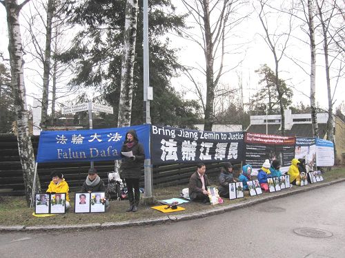 图1-2:纪念“四二五”,部分芬兰学员在中领馆前集会。