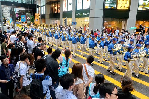 图4-5: 民众争相拍摄天国乐团的英姿。