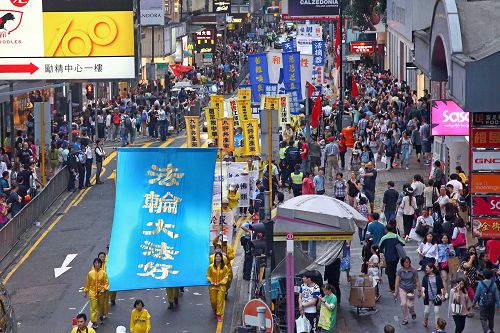 图13-14: 越来越多世人明白“法轮大法好”!