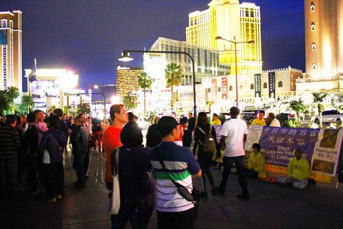 图1-4:二零一六年四月二十四日傍晚,拉斯维加斯法轮功学员在蜃景酒店前举行集会,纪念四二五,呼吁制止迫害。