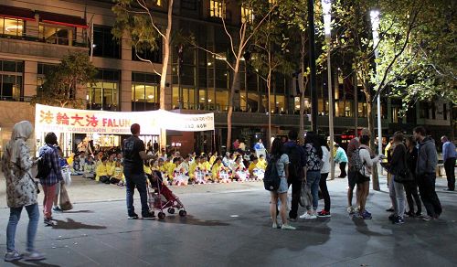图4-5:二零一六年四月二十五日晚,墨尔本法轮功学员在城市广场烛光夜悼,祥和肃穆的场景让各界民众驻足了解真相。
