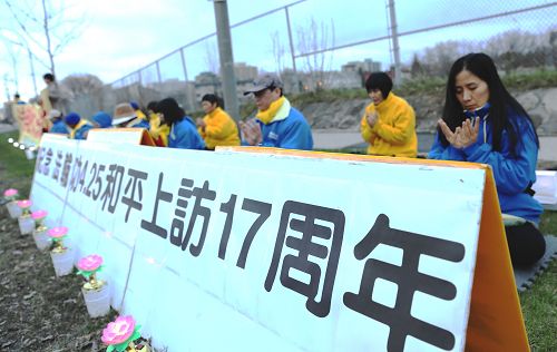 图1-2:二零一六年四月二十五日傍晚,加拿大首都渥太华的法轮功学员在驻加中使馆前纪念“四二五和平上访”十七周年。