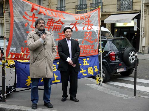 共同反死刑协会(ECPM)主席Raphaël Chenuil-hazan在集会上(左)