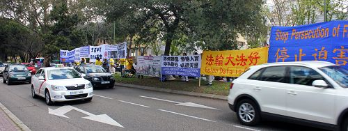 图1-3:法轮功学员在中使馆前纪念四二五,和平反迫害。