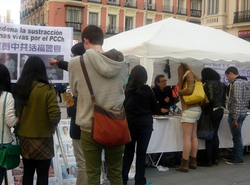 图5-7:法轮功学员在马德里市中心最繁华的Callao广场举办反迫害征签活动,民众踊跃签字声援法轮功。