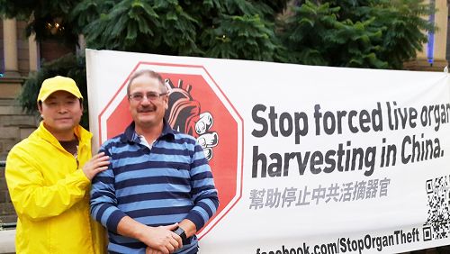 图5:彼得·休斯先生(Petter Hughes)和法轮功学员站在一起,期望法轮功终将胜利