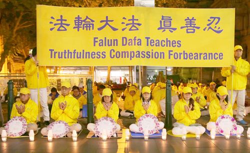 图7-8:法轮功学员举办烛光悼念活动