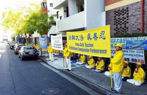 图9:悉尼法轮功学员在中领馆前抗议迫害