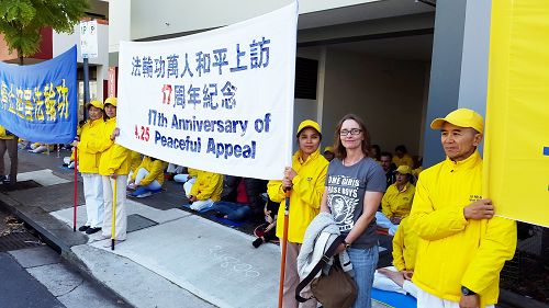 图10:澳洲政府公务员吉娜(Gina Rhodes)站在中领馆对面的法轮功学员队列中支持反迫害