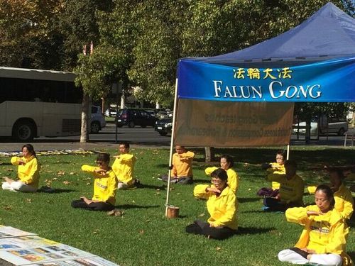 法轮功学员打坐炼功,宁静祥和。