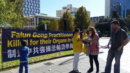 民众了解真相后签名支持法轮功,反迫害。