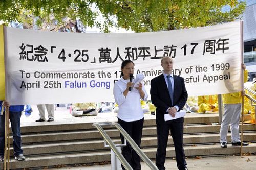 图3:二零一六年四月二十三日中午,新西兰奥克兰法轮功学员在市中心的奥缇亚(Aotea)广场举行了“纪念四二五万人和平上访十七周年”集会。