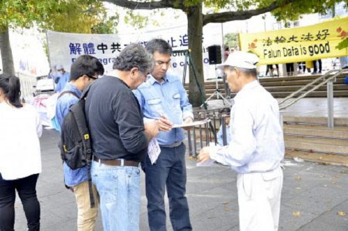 图4:奥克兰民众签名支持法轮功学员反迫害