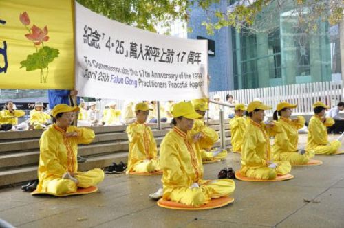 图5:奥克兰法轮功学员在纪念四二五集会上演示功法