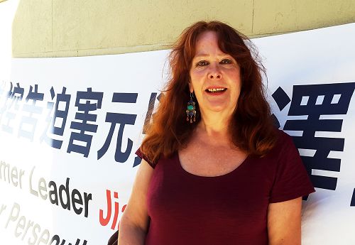 图4:剧作家苏·怀尔德曼(Sue Wildman)女士表示希望澳洲总理以真正基督教的慈悲价值观指导他的中国行