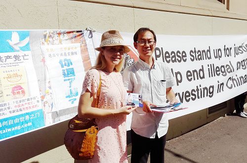 图5:梅丽莎(Mellisa Doutles)女士和法轮功学员合影表示支持法轮功反迫害