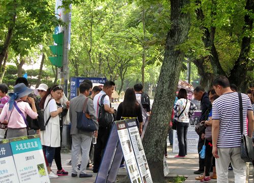 图1-2:台北“国父纪念馆”景点的法轮功真相吸引陆客的关注。