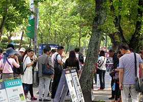 中国游客:要坚持,中国就靠你们了