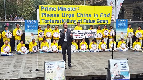 新南威尔士州绿党议员大卫•舒布瑞杰(David Shoebridge)在集会上发言