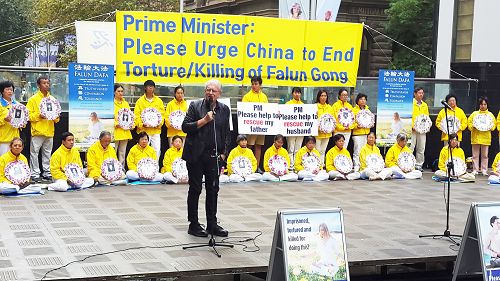 澳洲勋章获得者、团结教会艾士菲教区牧师比尔•库尔斯(Bill Crews)在集会上发言