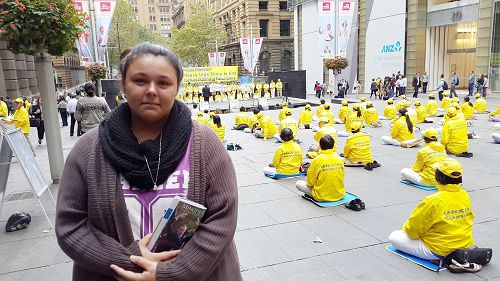 大学学生珊漾(Shanaye March)在一旁听集会发言并落泪