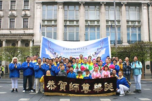 图1:二零一六年五月十三日,爱尔兰部分法轮功学员聚集在首都都柏林市中心庆祝第十七届世界法轮大法日,并恭祝师尊华诞。